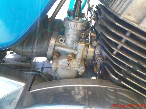 Carb to airbox rubbers. Rare and expensive.