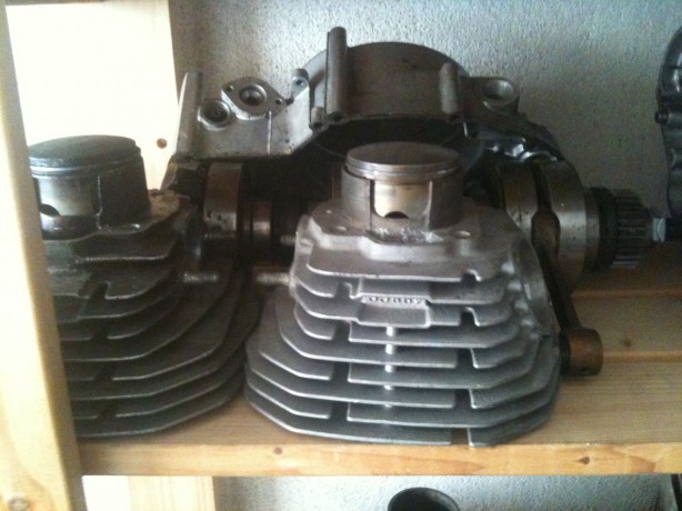 Cylindre gauche, cylindre droite, première cote. Avec leur pistons d'occase.