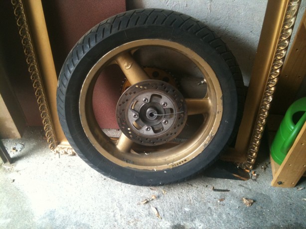 Roue AR, pneu: 150/70-18, me semble un peu trop large. Pneu enlevé pour livraison.