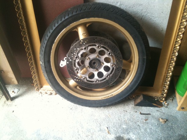 Pneu: 110/80 -18, C'est Ok. Pneu enlevé pour livraison.