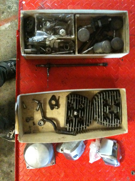 2 culasse (une avec des  marques légère de déto), un support de repose-pieds AV + bricoles.