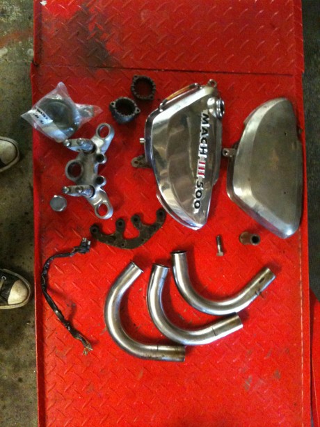 3 colerettes d'échap, un té sup, 3 sorties d'échap Ok pour rechromage, Une platine de compteur (percée), un faisceau compteur, 1 réservoir d'huile (chromé avec badge OK), un cache gauche en métal (BE, était chromé)